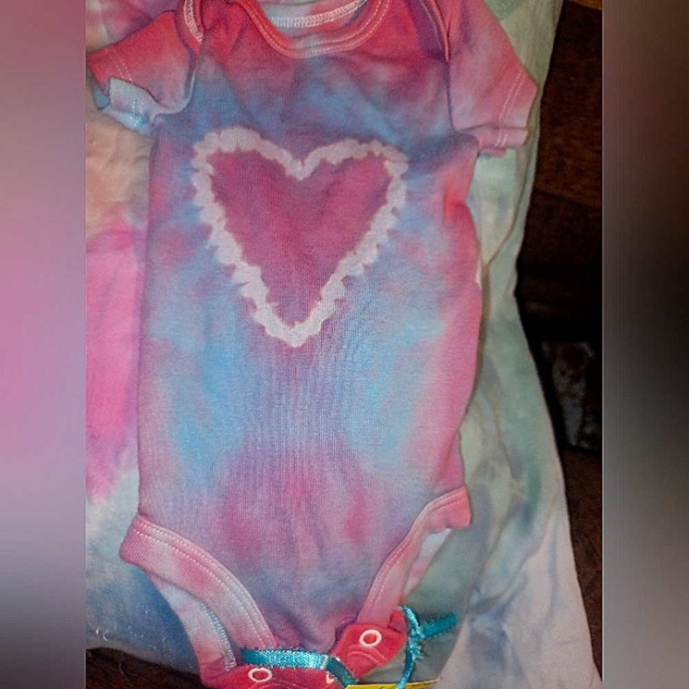 Brandu  New never worn new worn wunzy custom heart design.  Size is newborn by